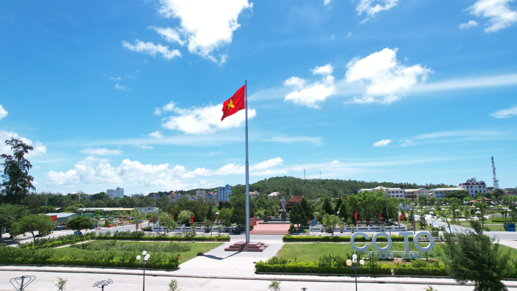 Quảng trường phía trước Khu di tích quốc gia đặc biệt địa điểm lưu niệm Chủ tịch Hồ Chí Minh trên đảo Cô Tô là nơi sẽ diễn ra nhiều sự kiện kỷ niệm 30 năm thành lập huyện.