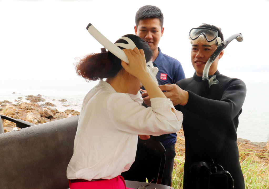 Trước khi lặn bằng kính lặn có ống thở (snorkeling), huấn luyện viên sẽ trang bị các thiết bị lặn, phổ biến các quy định an toàn cho du khách.