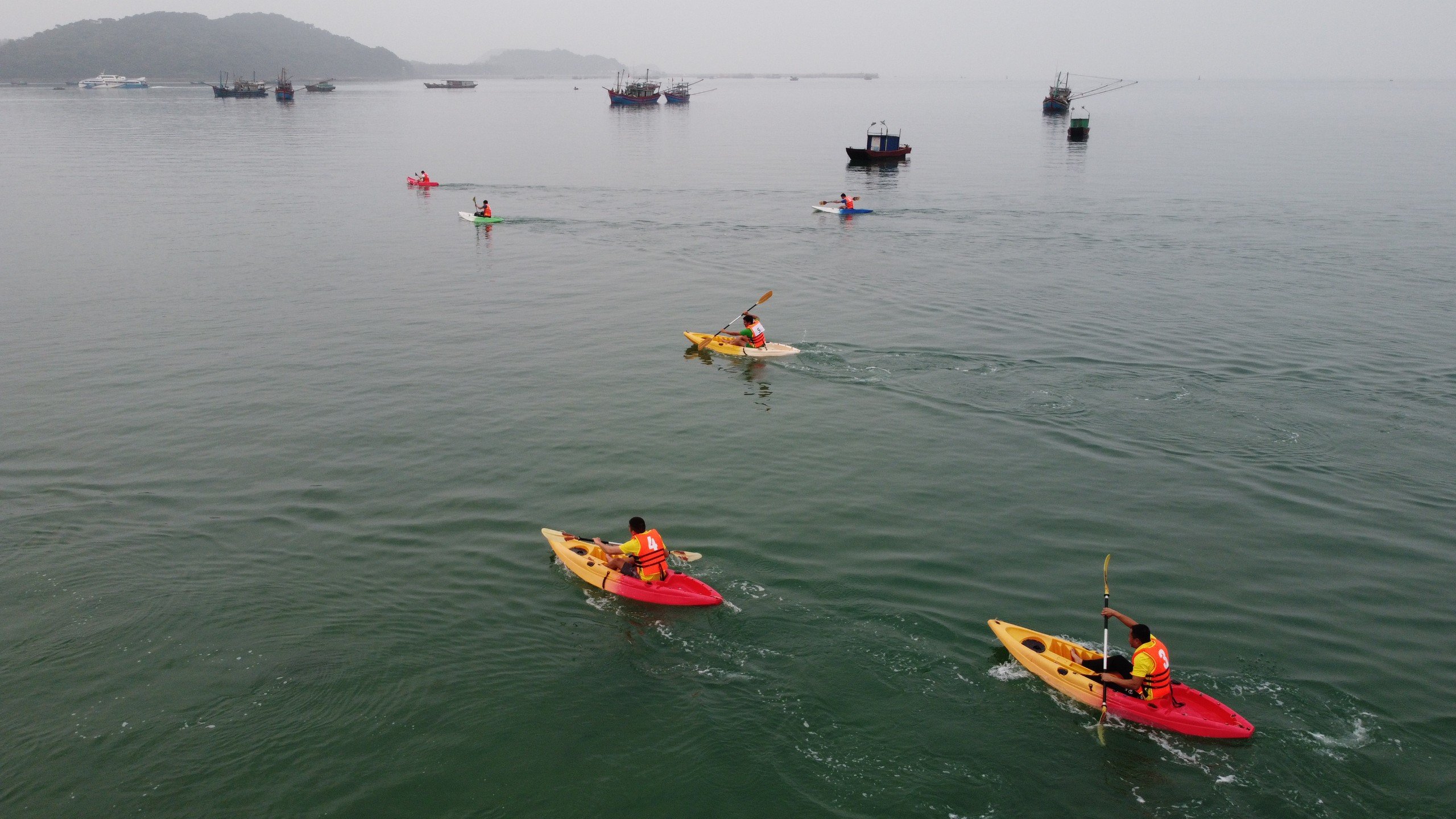 Giải chèo thuyền Kayak thu hút đông đảo vận động viên tham gia.