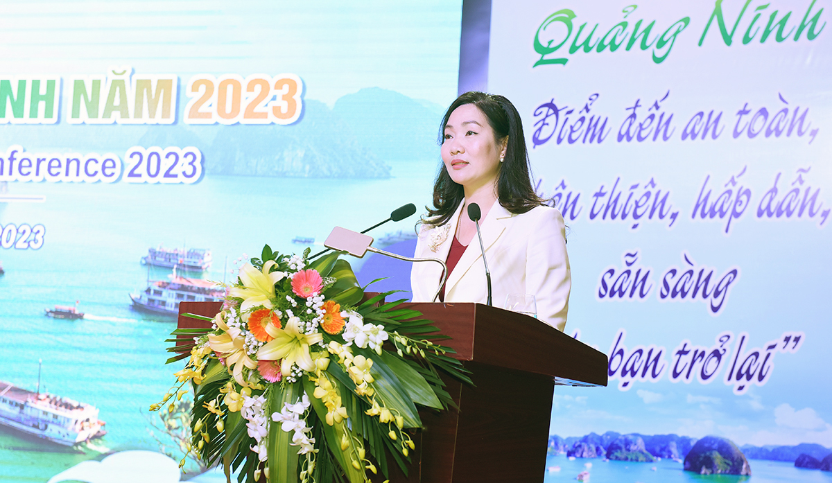 Phó Chủ tịch UBND tỉnh Quảng Ninh Nguyễn Thị Hạnh trình bày báo cáo tình hình du lịch tỉnh. Ảnh: TITC