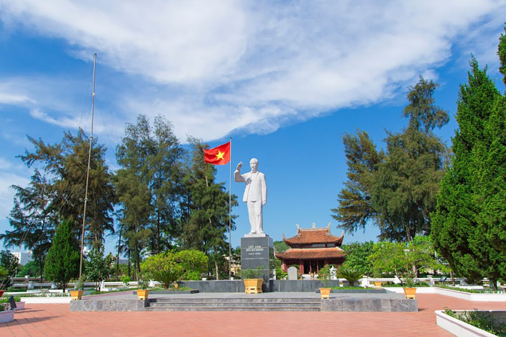 Tượng đài Bác Hồ trên đảo Cô Tô