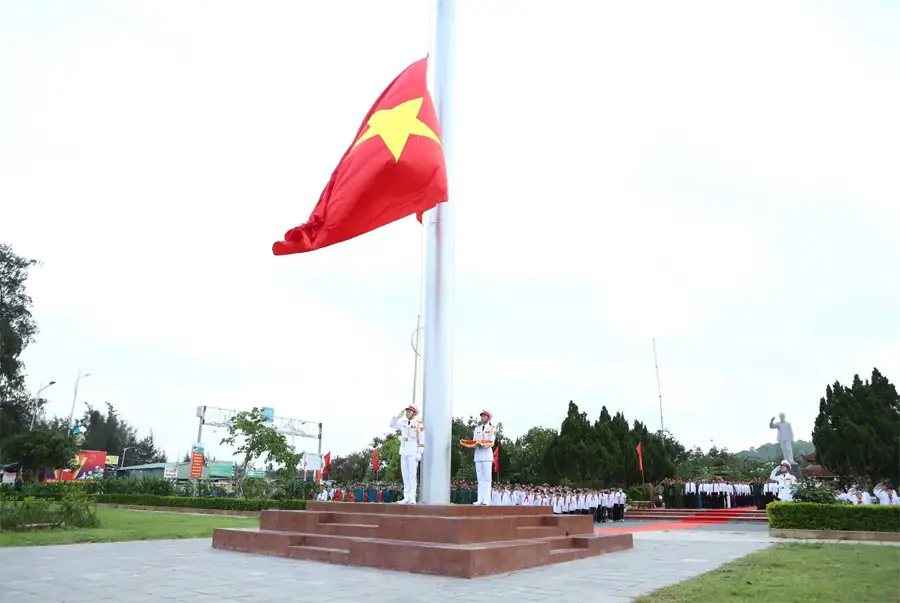 Cột cờ chủ quyền Tổ quốc trên đảo Cô Tô