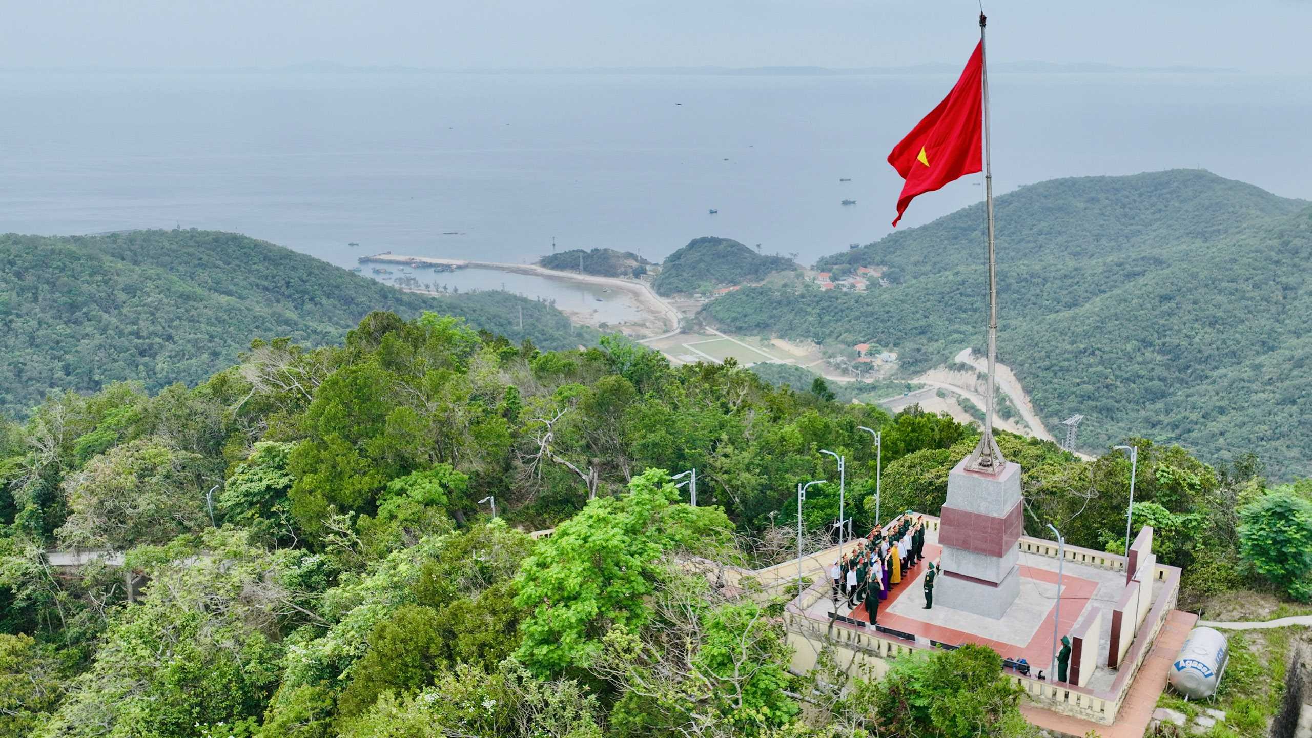 Lễ Thượng cờ Tổ quốc tại thôn đảo Trần, xã Thanh Lân