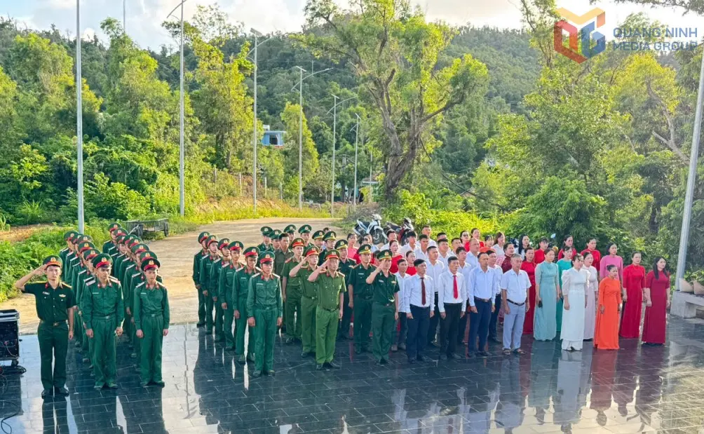  Nghi lễ Thượng cờ Tổ quốc tại khuôn viên cột cờ Tổ quốc trên đảo Thanh Lân.