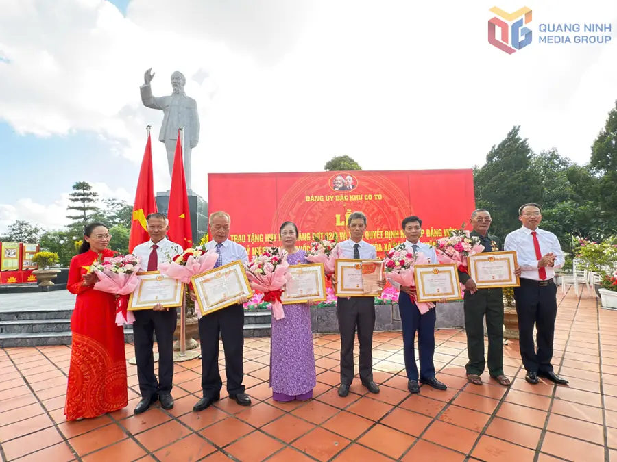 Lãnh đạo Đặc khu Cô Tô trao tặng Huy hiệu Đảng cho các đảng viên.