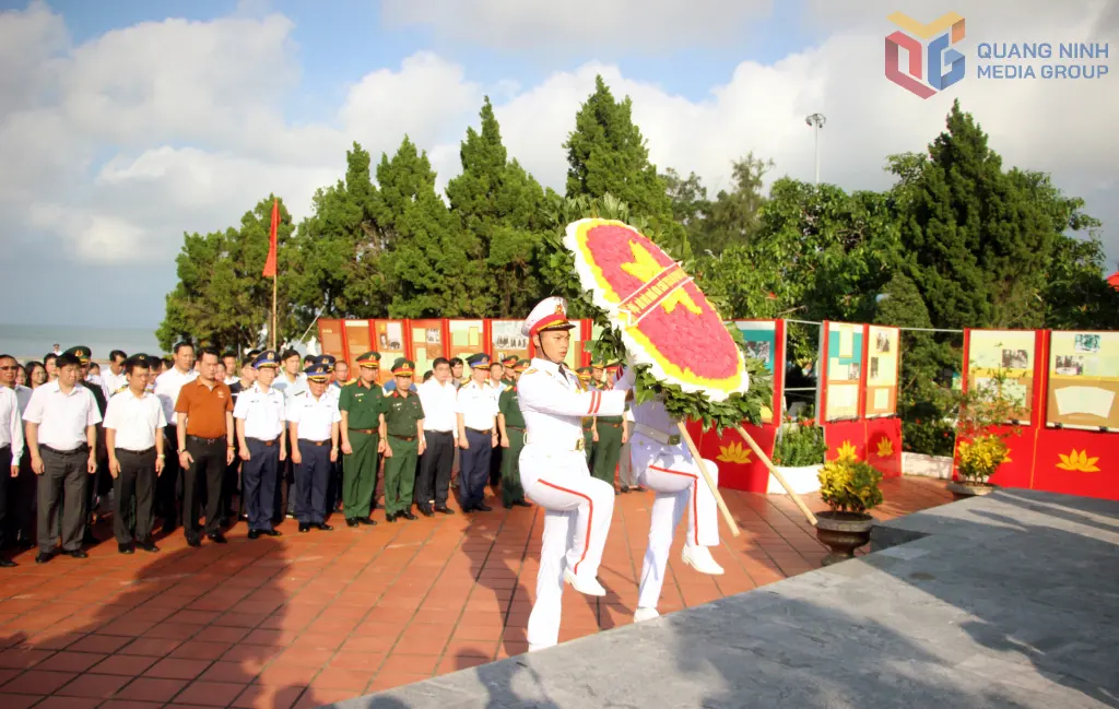 Đoàn công tác dâng hương, dâng hoa tại Di tích quốc gia đặc biệt Khu lưu niệm Chủ tịch Hồ Chí Minh trên đảo Cô Tô.
