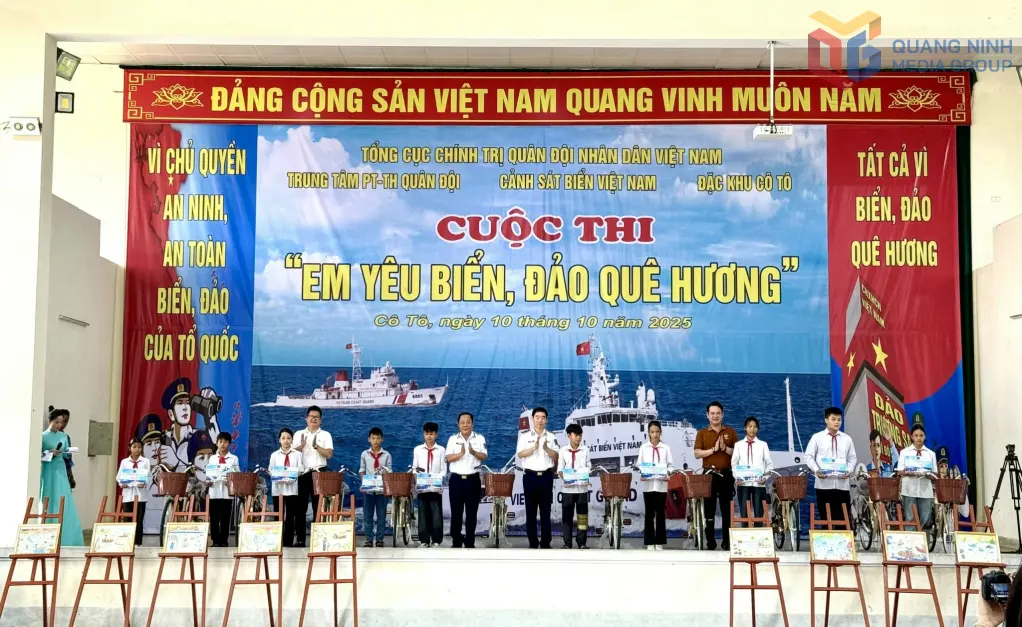 Đoàn công tác tặng xe đạp cho học sinh vượt khó, vươn lên trong học tập của Trường THCS Đồng Tiến và Trường THCS Cô Tô.