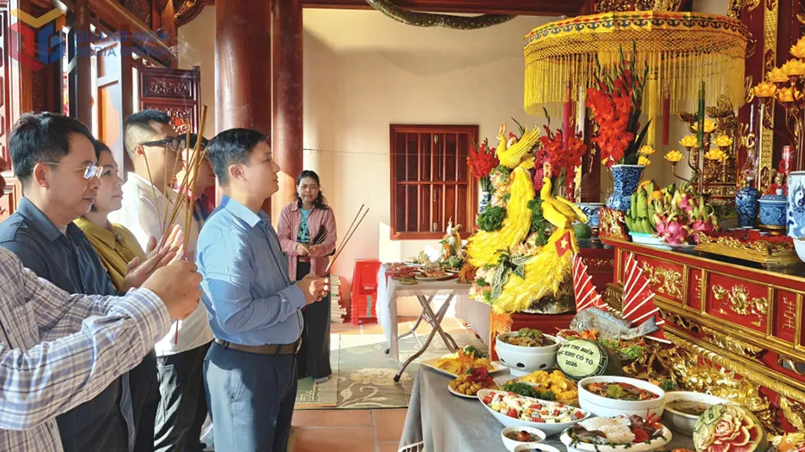 Các đồng chí lãnh đạo đặc khu Cô Tô dâng hương làm lễ tạ Đức Thánh Trần, Sơn Thần, và Hải Thần tại Miếu thờ thôn 2.